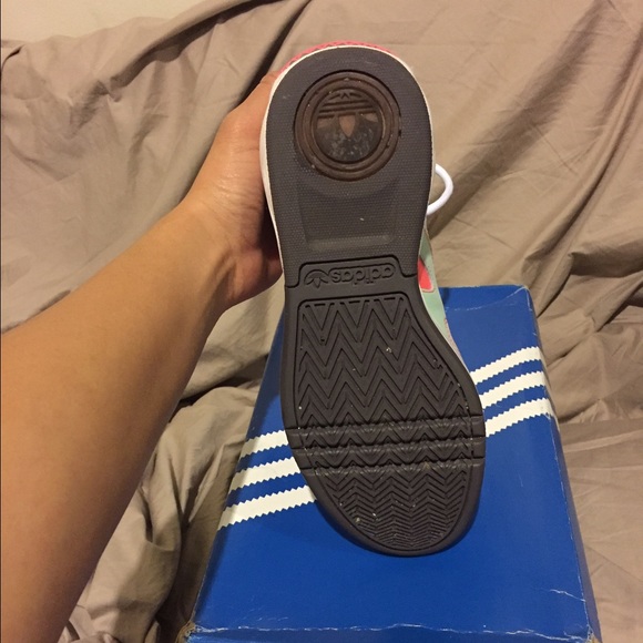 ✨✨✨SOLD✨✨✨.      ROUNDHOUSE ADIDAS SNEAKER - Picture 3 of 4