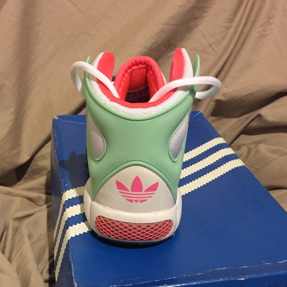 ✨✨✨SOLD✨✨✨.      ROUNDHOUSE ADIDAS SNEAKER - Picture 4 of 4