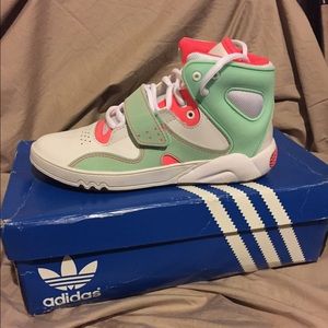 ✨✨✨SOLD✨✨✨.      ROUNDHOUSE ADIDAS SNEAKER