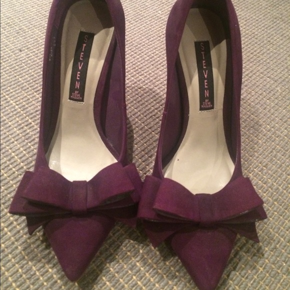 Purple bow pumps.