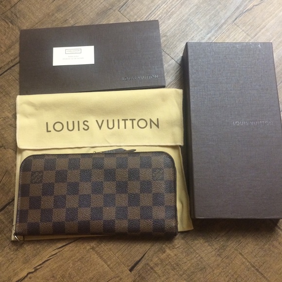 Insolite wallet.