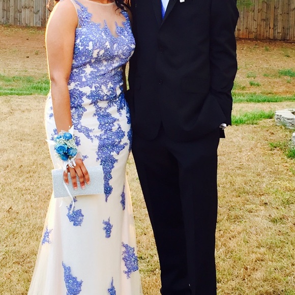 My beautiful prom dress.😭💙