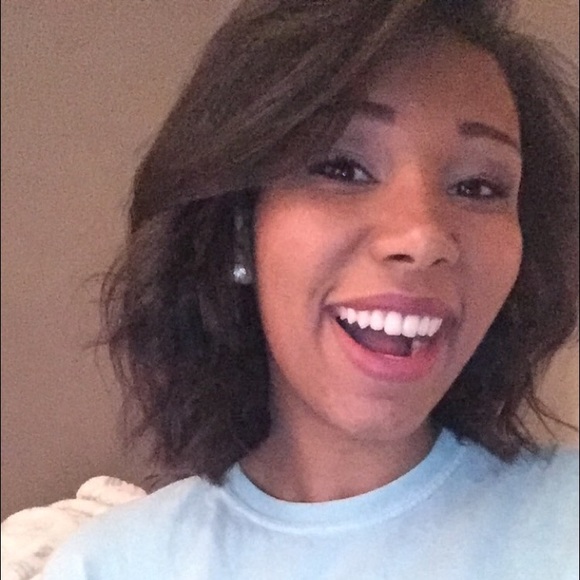 Meet your Posher, Elizabeth - Picture 2 of 4