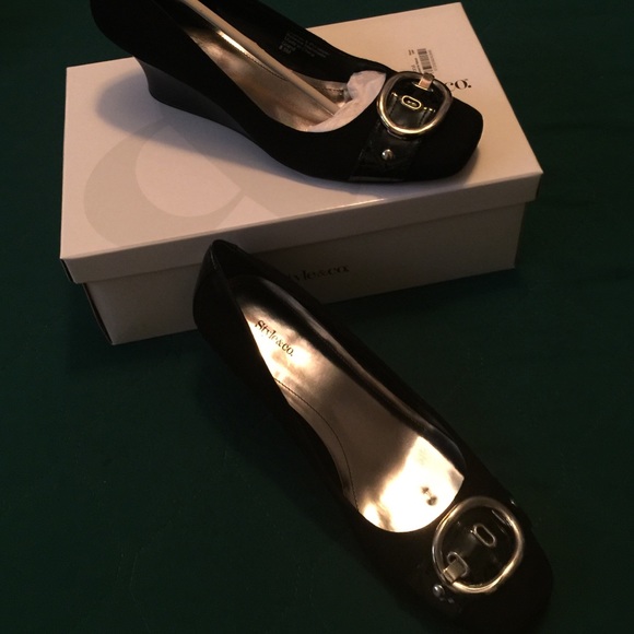 A black close toe shoe with bow