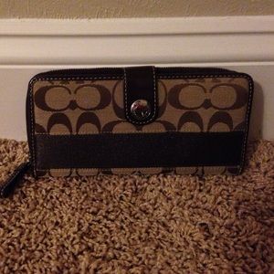 Coach wallet / authentic - hardly used