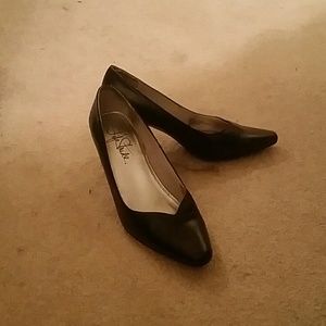 Sensible black pumps