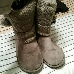 Gray boots (similar to Uggs)