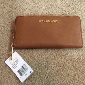 NWT MK jet set travel wallet