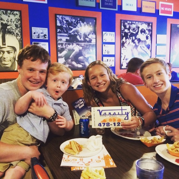 Meet your Posher, Lauren - Picture 1 of 1