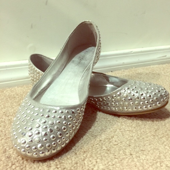 Faded Glory size 9 silver bling flats