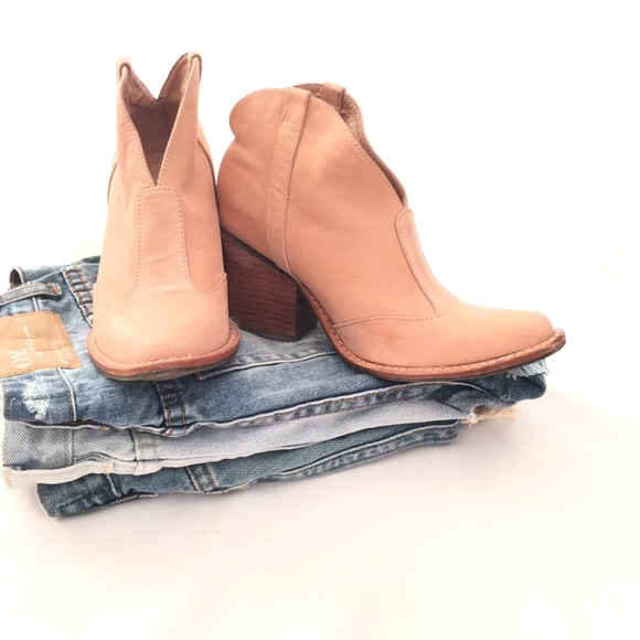 (Lowest Price) SHOES: NWOB. Nude Ankle Booties