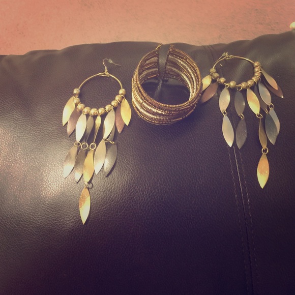 Tri-color gold tone earring and bracelet set