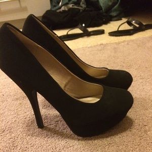 Black pumps
