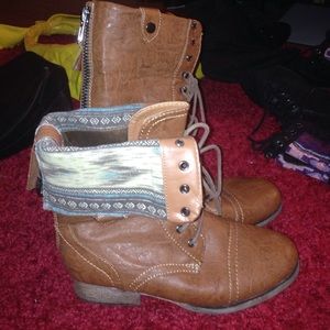 Brown foldablecombat boots great condition