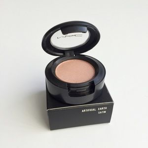 "Artificial Earth" Eyeshadow