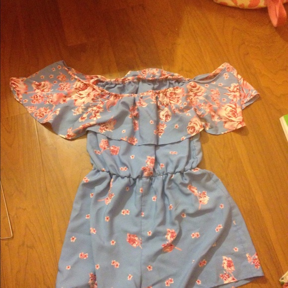 NWOT off the shoulder romper - Picture 3 of 3