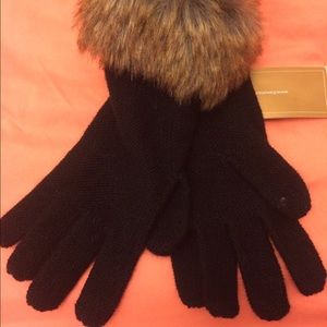 Black knit gloves with faux fur
