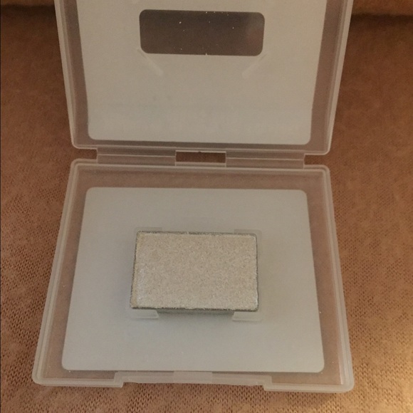 Mary Kay: Mineral Eye Color  - Sparkling White - Picture 2 of 2