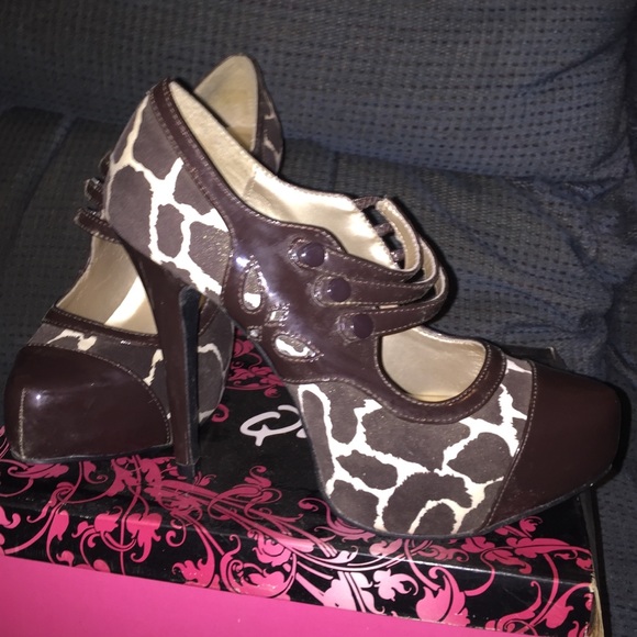 Qupid Shoes - SZ 8.5 Qupid triple maryjane strap platform heels!