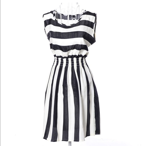 Dresses & Skirts - Sleeveless Striped Dress Sz Medium