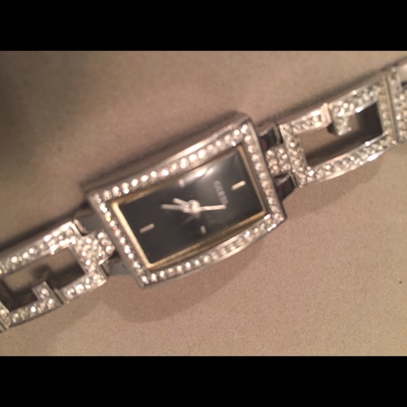 GUESS - Picture 2 of 2