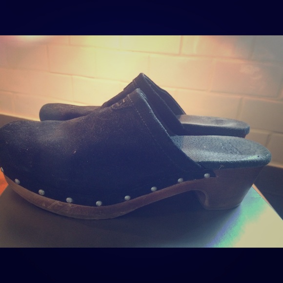 EUC girls size 3 ugg clogs. Same as 5.5/6 in women