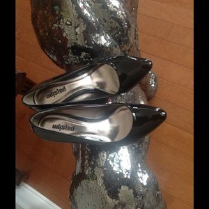 Unlisted patent leather pumps