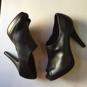 FIONI Black Leather Heels