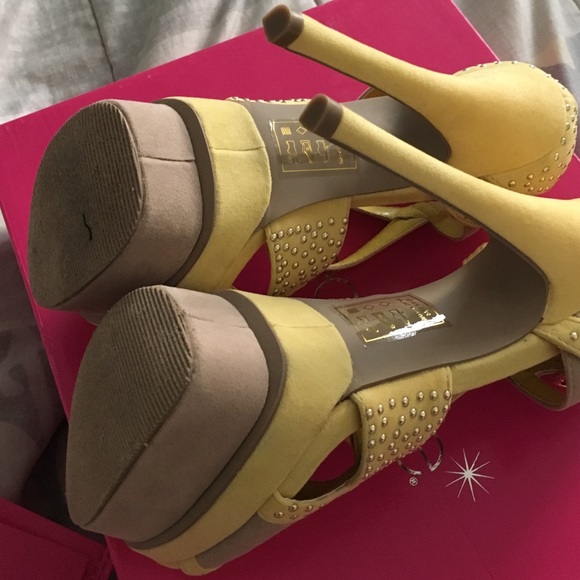 ShoeDazzle Yellow Tan Heels size 6.5 Fina - Picture 3 of 4