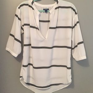 Black and white 3/4 sleeve top