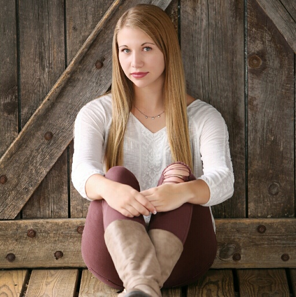 Meet your Posher, Danielle - Picture 2 of 2