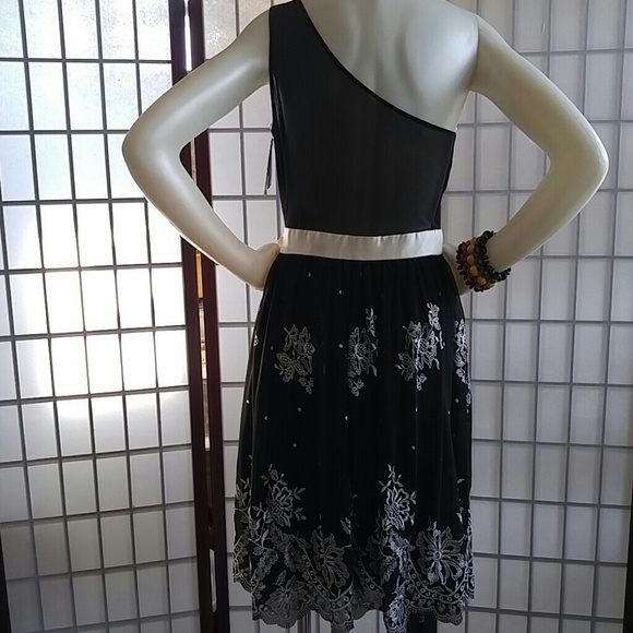 Dress - Picture 3 of 4