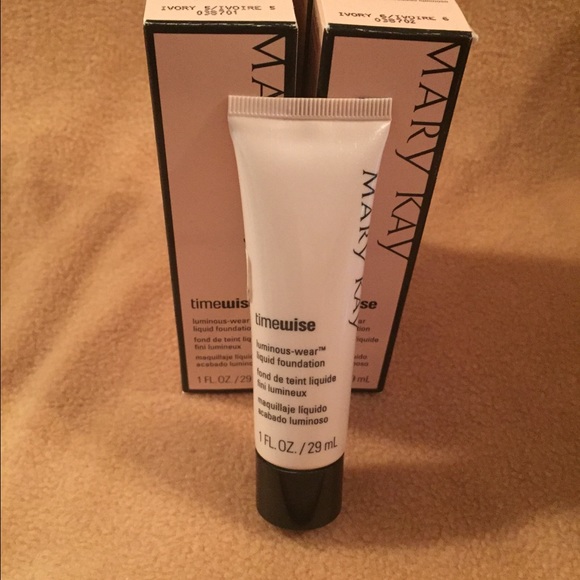 TimeWise Luminous Wear Foundation Normal/Dry Skin. - Picture 2 of 3