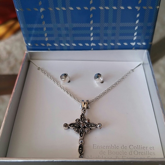 Cross and earrings - Picture 3 of 3
