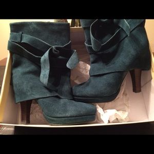 Restricted suede boots