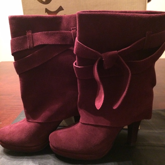 Restricted suede boots