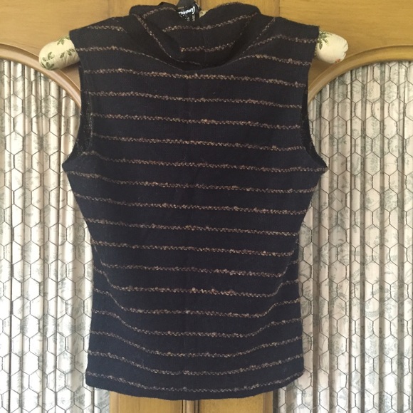 Black striped Crop Top Sweater - Picture 3 of 4