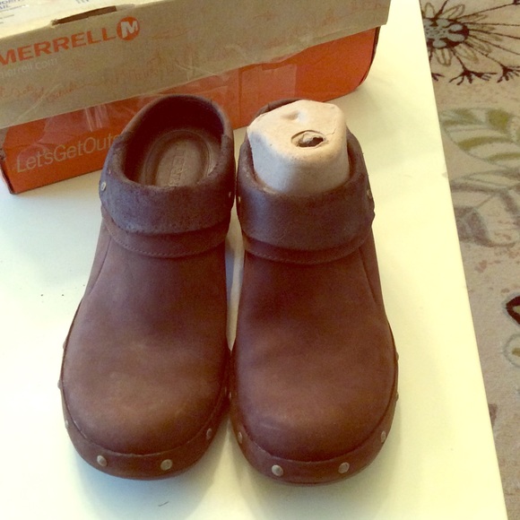 Merrill clogs.  Luxe wrap style.