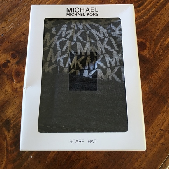 NWT Michael Kors Scarf/Hat Combo