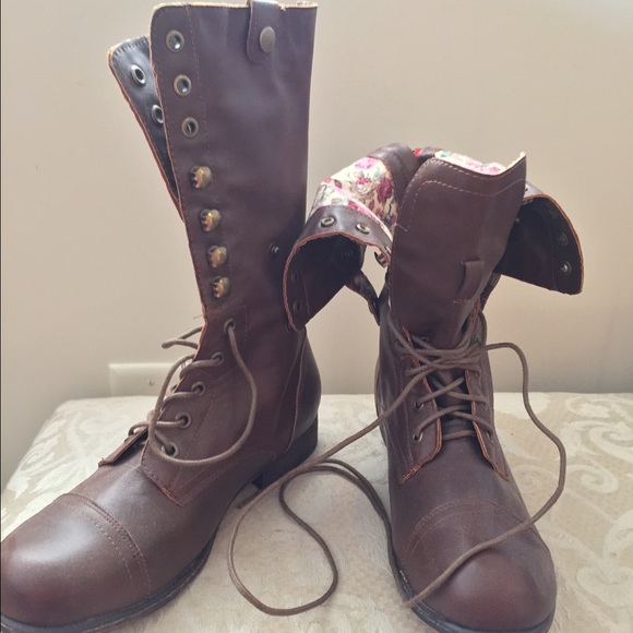 Brown boots with floral print