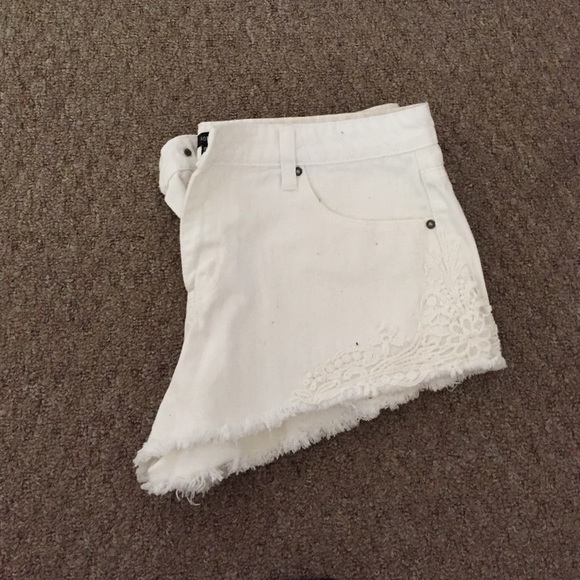 White shorts! never worn !! - Picture 4 of 4