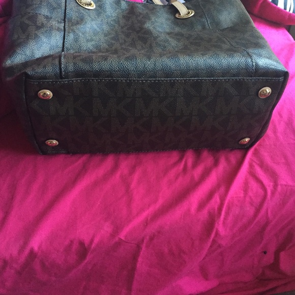 100% authentic mikeal kors women's hand bag - Picture 3 of 3