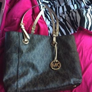 100% authentic mikeal kors women's hand bag