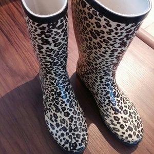 Size 7 leapord rain boots