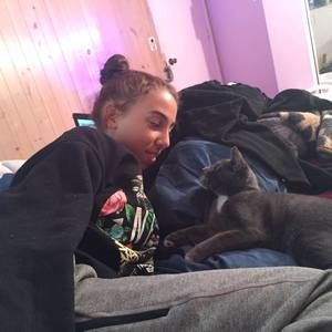 Meet your Posher, Alexis