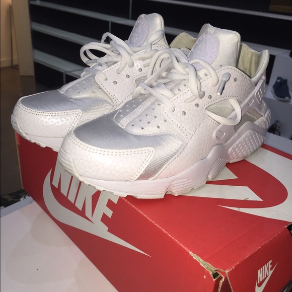 Nike Shoes - WMNS NIKE HURRACHE (WHITE)
