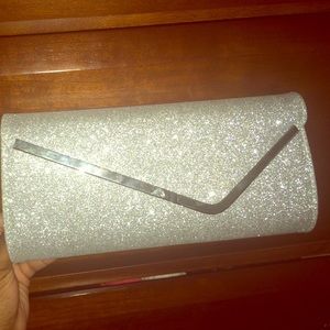 Lovely silver clutch 😍
