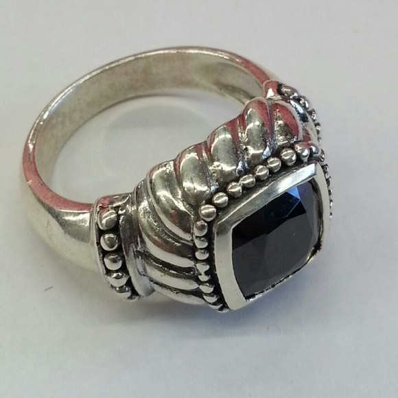 Gorgeous .925 Sterling Silver Onyx gemstone Ring - Picture 2 of 4