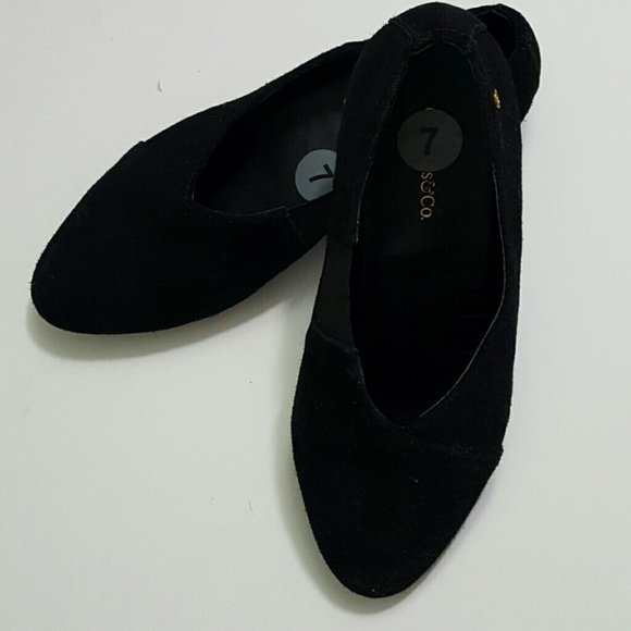 Black suede pointed shoes