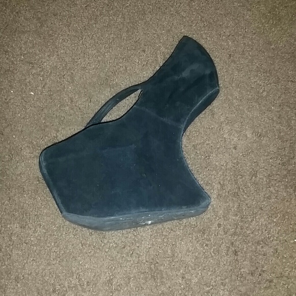 SHOES - Picture 2 of 3